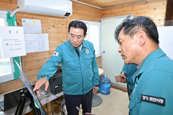 ▲ 백영현 포천시장이 신북면 거점초소에 방문해 방역 사항 직접 점검하고 있다.