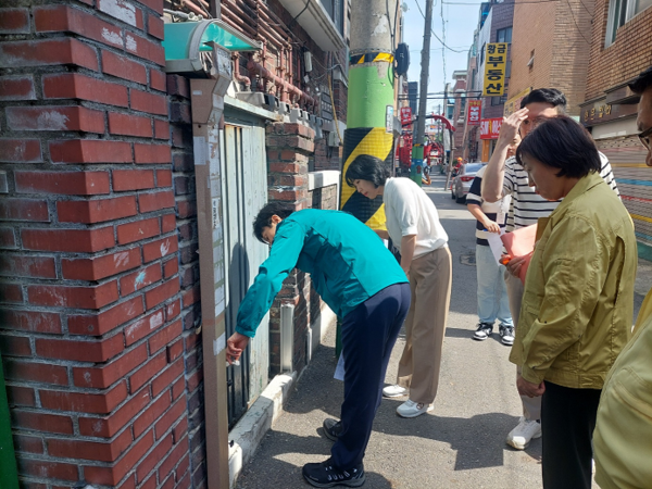 ▲ 군포시 산본 반지하 주택 차수판 점검 실시 모습.