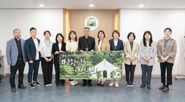 ▲ 이성효 리노 주교와 의원연구단체 「용인, 역사종교문화여행의 시작」 회원 등이 기념 촬영을 하고 있다.