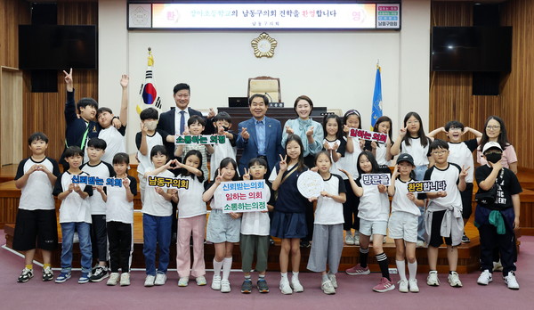 ▲ 장아초등학교 견학 사진.