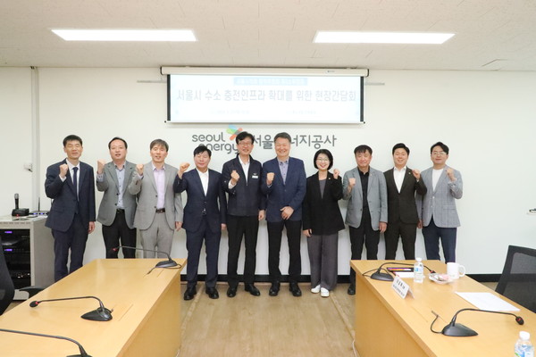 ▲ 정책위원회 의원과 서울에너지공사 관계자와 함께 기념촬영하는 모습.