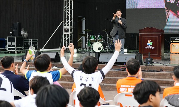 ▲ 안산시 제18회 청소년의 달 기념행사에서 이민근 안산시장이 축사를 하고 있다.