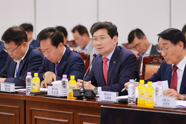 ▲ 이상일 용인특례시장이 제6차 국가산단 범정부 추진지원단 회의에서 용인특례시의 의견을 말하고 있다.