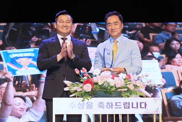▲ 평택시 경기사회복지대상 수상 모습.