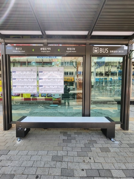 ▲ 인천 동구 관내 버스승강장 온열의자 설치 모습.