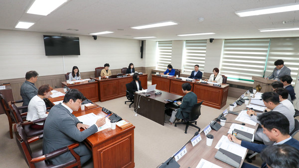 ▲ 안산시의회가 27일 제289회 임시회 폐회중 의회운영위원회를 열어 제290회 제1차 정례회 의사일정을 확정했다. 사진은 이날 열린 폐회중 의회운영위원회 중 한 장면.