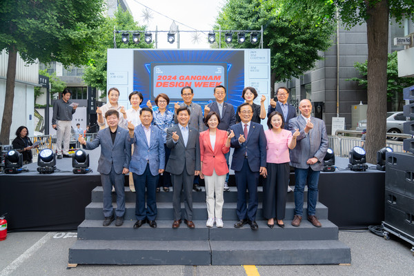 ▲ 지난 25일 신사동 가로수길에서 진행된 ‘2024 강남 디자인위크’ 개막식에 참석한 강남구의회 의원들.
