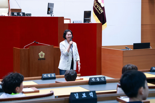 ▲ 초림초등학교 어린이에 환영 인사 건네는 서은경 의원.