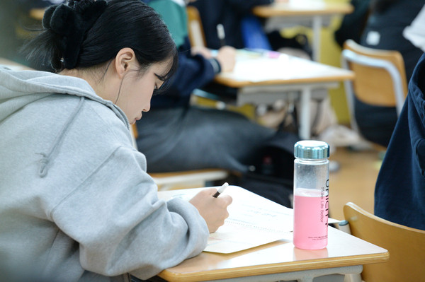 ▲ 2024학년도 5월 전국연합학력평가가 실시된 지난 8일 울산 중구 학성여자고등학교에서 고3 학생들이 시험을 보고 있다.