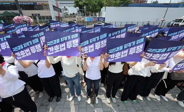 ▲ 대한간호협회 소속 간호사와 회원들이 지난 24일 서울 용산구 대통령실 인근에서 간호법 통과 촉구 손피켓을 들고 구호를 외치고 있다.