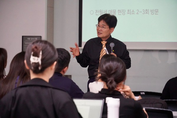 ▲ 특강 진행하는 김용일 의원.
