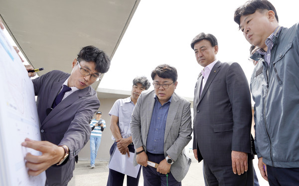 ▲ 방세환 광주시장과 김동구 한강유역환경청장 광주역세권 2단계 도시개발사업 대상지 현장 방문 모습.