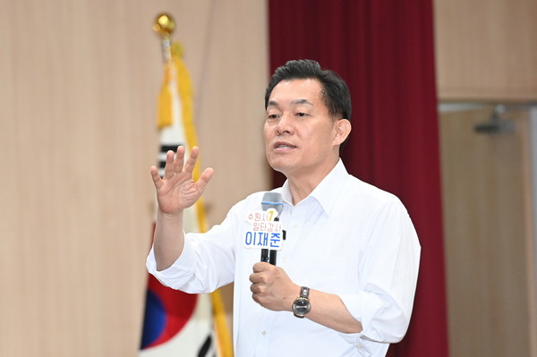 ▲ 수원농생명과학고등학교 학생들에게 특강을 하고 있는 이재준 수원특례시장.