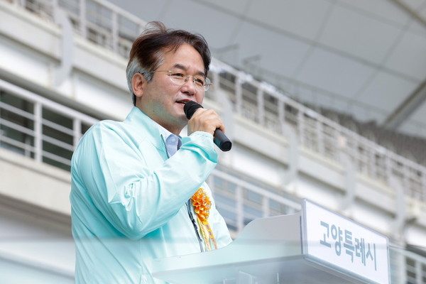 ▲ 고양컵 축구페스티벌 입장식에서 인사말을 하고 있는 이동환 고양특례시장.