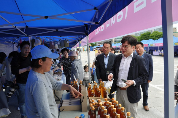 ▲ 중소기업 우수제품 판매전 부스에 방문한 김병수 김포시장.