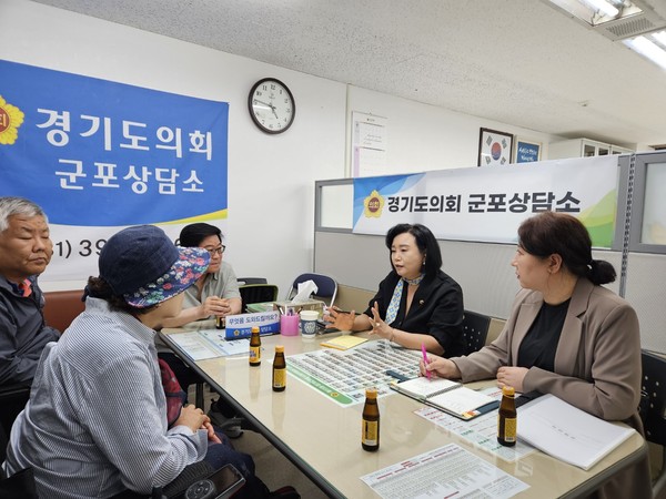 ▲ 정윤경 의원, 군포시 장애인당구협회 활성화 방안 논의 모습.