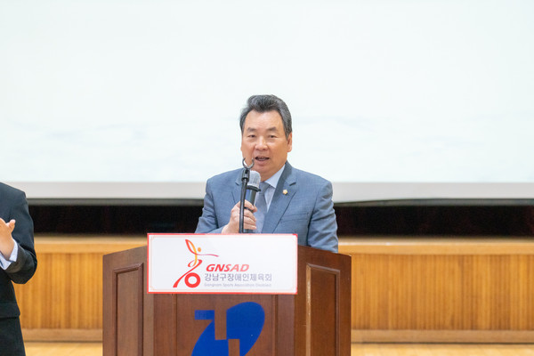 ▲ ‘제1회 강남구청장배 어울림 한궁대회’에서 김형대 의장이 축사를 하고 있다.