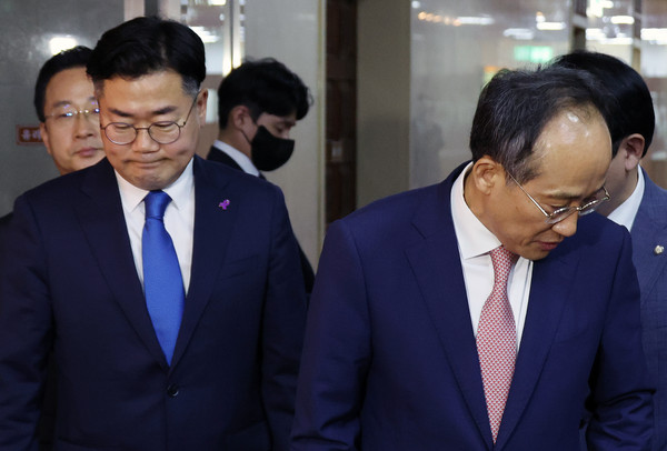▲ 추경호(오른쪽) 국민의힘 원내대표와 박찬대 더불어민주당 원내대표가 27일 오전 서울 여의도 국회 의장실에서 김진표 국회의장 주재 여야 원내대표 회동을 마치고 나와 회동 결과를 말한 뒤 자리를 나서고 있다. /뉴시스