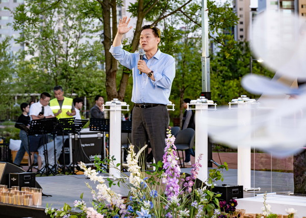 ▲ 이재준 수원특례시장이 별 헤는 가든 음악회에서 인사말을 하고 있다.