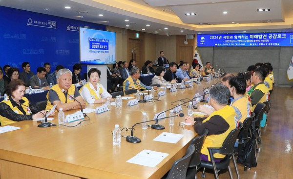 ▲ 평택시 대한적십자사 봉사회 평택지구협의회·송탄지구협의회와 미래발전 공감토크 진행 모습.
