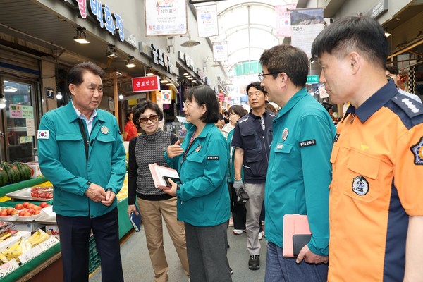 ▲ 하은호 군포시장(왼쪽)이 군포역전시장에 방문해 합동점검을 지휘하고 있다