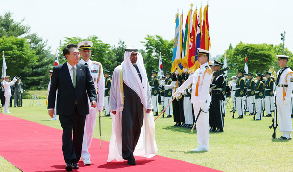 ▲ 의장대 사열하는 한-UAE 정상. /뉴시스