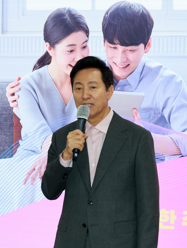 ▲ 오세훈 서울시장이 29일 오전 서울 중구 서울시청 브리핑룸에서 열린 저출생 대응 신혼부부 공공주택 확대 방안 발표를 마치고 취재진 질문에 답변하고 있다.