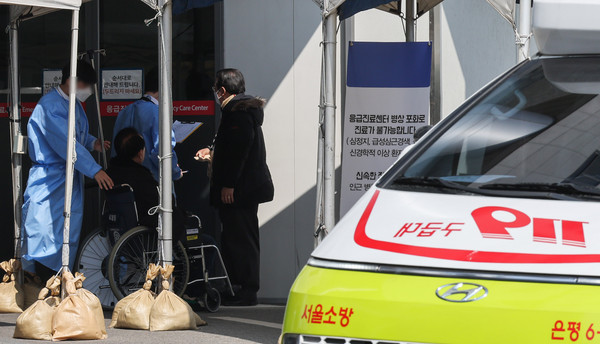 ▲ 전공의들의 이탈로 의료공백이 장기화되는 가운데 서울 시내 대학병원 응급실에 병상 포화로 진료 불가 안내문이 걸려있다. /뉴시스