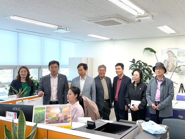 ▲ ‘2023회계연도 결산검사’ 위원들이 독립채산제로 운영 중인 상·하수도 특별회계 시스템의 이해를 돕고자 하남시 하수도과 하수행정팀을 방문해 현지확인 조사를 실시하고 있다.