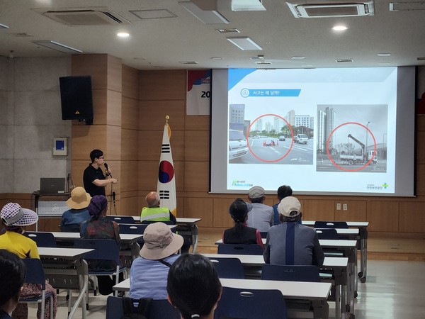 ▲ 오산시 재활용품 수집 어르신 안전교육 실시 모습.