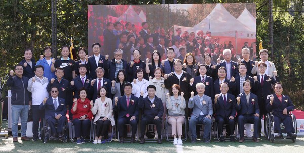 ▲ 2022년 9월 24일 송파구장애인체육대회에서 서 구청장(가운데)이 관계자들과 기념촬영을 하고 있다.