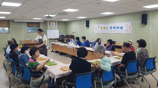 ▲ 인천 서구보건소 완정건강생활지원센터 '꿈꾸는 금손! 장애인 공예 교실' 운영 모습.