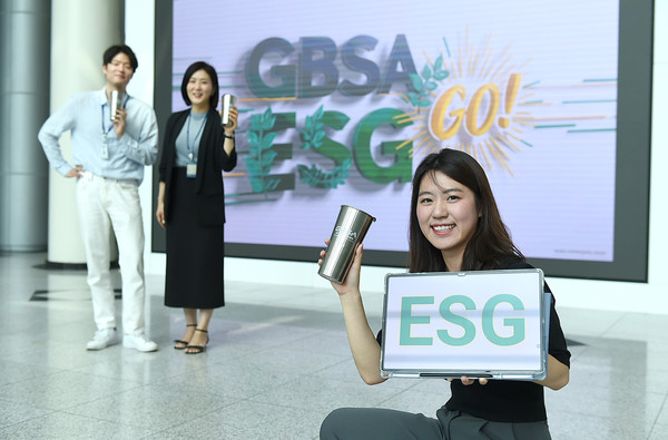 ▲ 텀블로 이용으로 ESG 실천하는 경과원 임직원들.