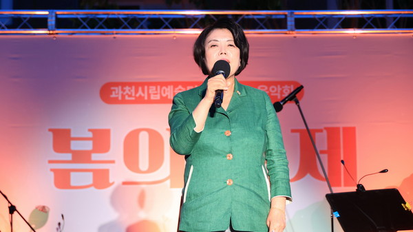 ▲ 신계용 과천시장이 과천수자인 아파트 단지에서 열린 입주 기념행사에서 축하 인사를 전하고 있다.