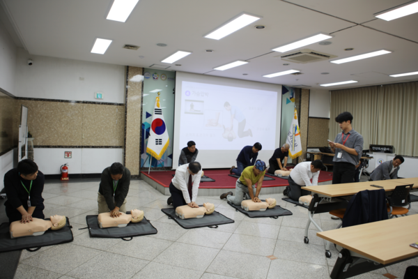 ▲ 안산도시공사 임직원이 심폐소생술 실습을 하고 있는 모습.