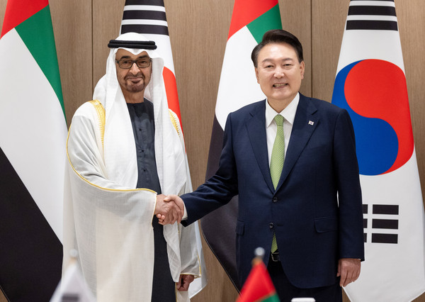 ▲ 윤석열 대통령과 모하메드 빈 자이드 알 나하얀 아랍에미리트연합국(UAE) 대통령. /뉴시스