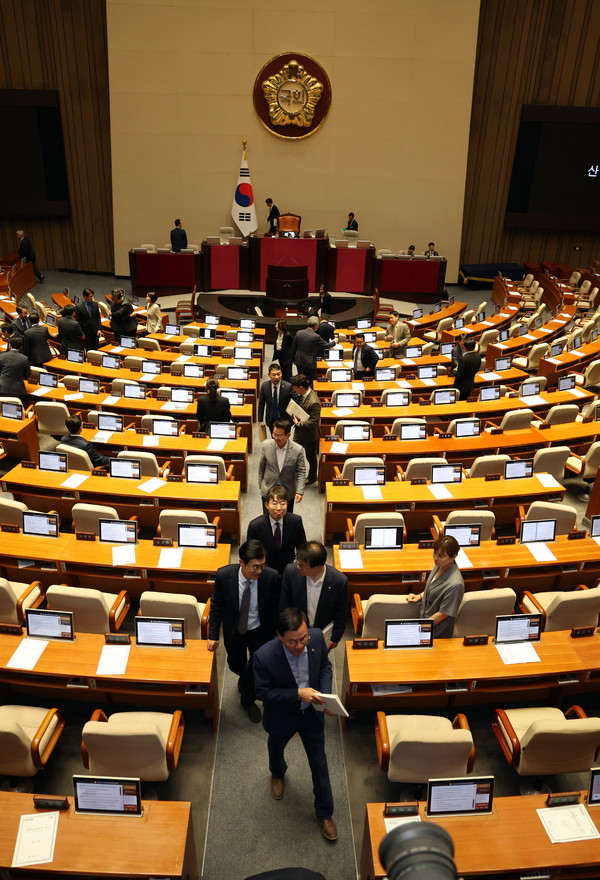 ▲ 본회의 마치고 회의장 나서는 야당 의원들. /뉴시스