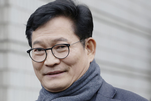 ▲ 지난해 12월 18일 정치자금법 위반 혐의를 받는 송영길 전 더불어민주당 대표가 서울 서초구 서울중앙지방법원에서 열린 영장실질심사를 마치고 대기 장소로 이동하고 있다.