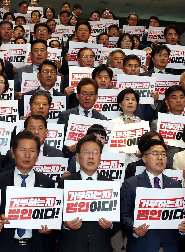 ▲ 이재명 더불어민주당 대표를 비롯한 참석자들이 28일 오후 서울 여의도 국회에서 열린 야 6당 '채해병 특검법’ 재투표 부결 규탄대회에서 구호를 외치고 있다. /뉴시스