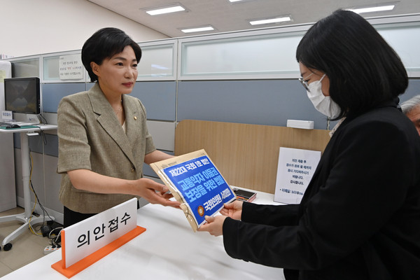 ▲ 제22대 국회 1호 법안 제출하는 서미화 의원. /뉴시스