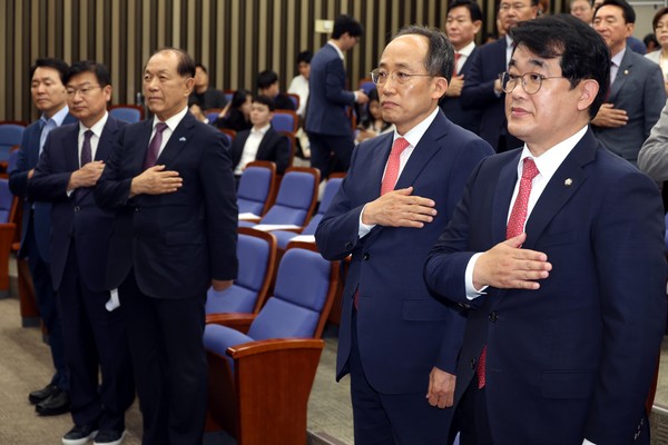 ▲ 국민의힘 황우여 비상대위원장, 추경호 원내대표를 비롯한 지도부가 28일 오후 서울 여의도 국회에서 열린 국민의힘 비상 의원총회에서 국민의례를 하고 있다. /뉴시스