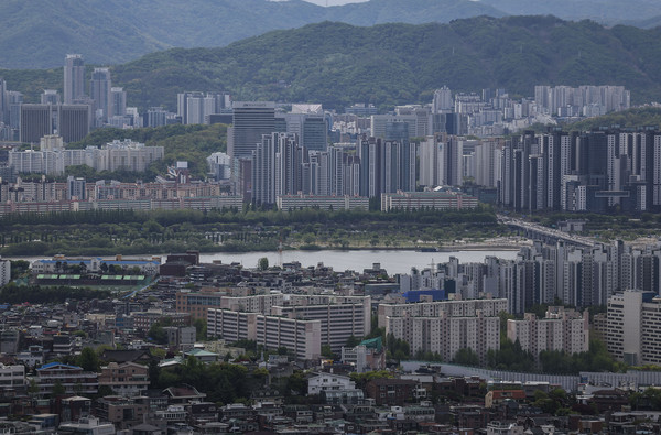 ▲ 지난 21일 서울 남산에서 바라본 아파트의 모습.