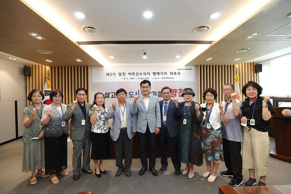 ▲ 제2기 어르신소식지 명예기자단과 함께한 이기재 양천구청장.