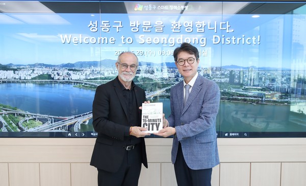 ▲ 카를로스 모레노 교수(사진 왼쪽)와 정원오 성동구청장(사진 오른쪽) 기념 촬영 모습.