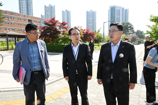 ▲ 강수현 양주시장(오른쪽)이 김우현 옥정초 교장(가운데)과 이야기하고 있다.