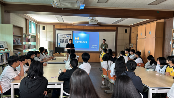 ▲ 드론 기초 이론 및 기본 조작 설명에 대해 배우고 있는 모습.