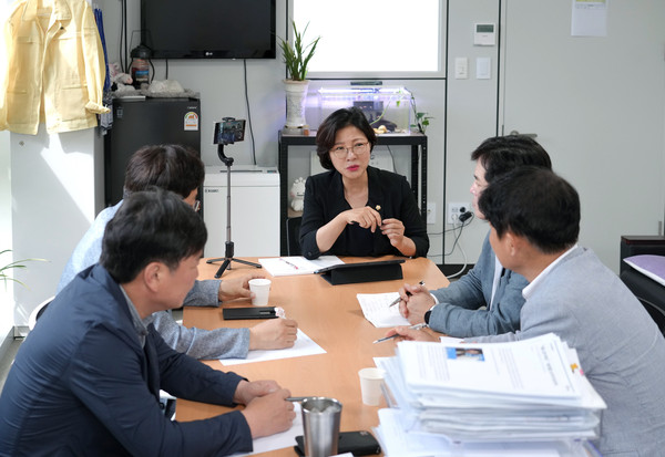 ▲ 하남시의회 정혜영 의원이 지난 30일 하남시의회에서 2024년도 하남시의회 연구단체인 ‘SNS 의정 홍보연구회’의 첫 간담회를 개최했다.