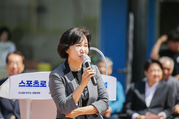 ▲ 전국유소년야구대회 축사하는 화성시의회 김경희 의장.
