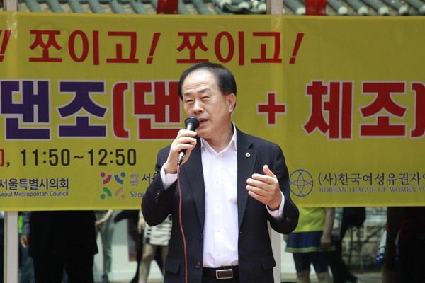 ▲ 김용호 시의원이 ‘국민댄조 한마당’에서 개최 인사말을 하고 있다.