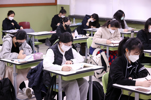 ▲ 2023년 대학수학능력시험일인 17일 오전 대구 수성구 대구여자고등학교에서 수험생들이 시험 시작을 기다리고 있다.